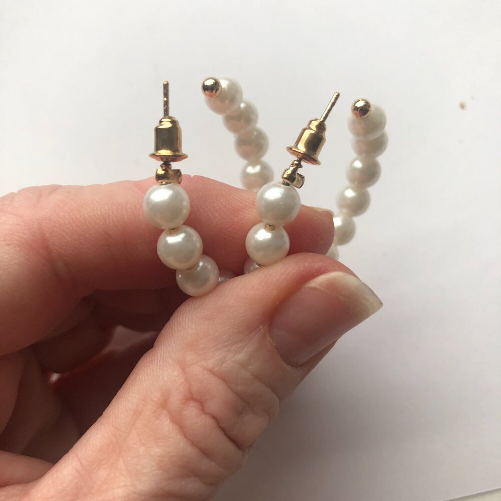 NEW PEARL HOOP EARRINGS —GOLD TONE • 1.5” HOOPS Costume Jewelry Women's Earrings - Picture 5 of 10